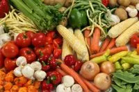 Bunte Gemüseauswahl mit Tomaten, Mais, Möhren und Bohnen
